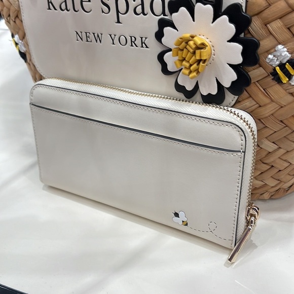Kate Spade honey bee large continental wallet
PARCHMENT MULTI - Picture 13 of 16